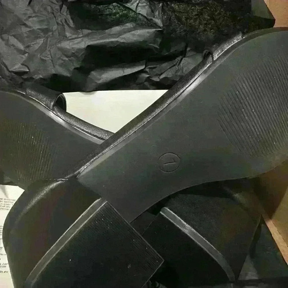 Amazon Women’s Essential  Two Strap Sandals - Picture 3 of 3